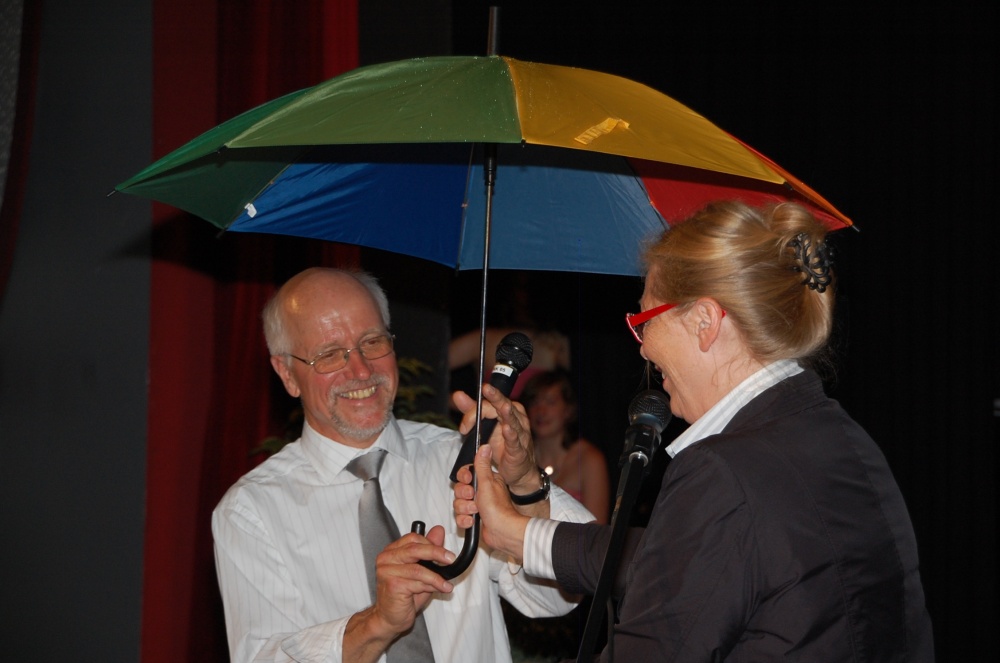 Bürgermeisterin Karin Emmelmann überreicht Horst Schierhorn aus gegebenen Anlass einen bunten Schirm | Bild © Martina Gerdes